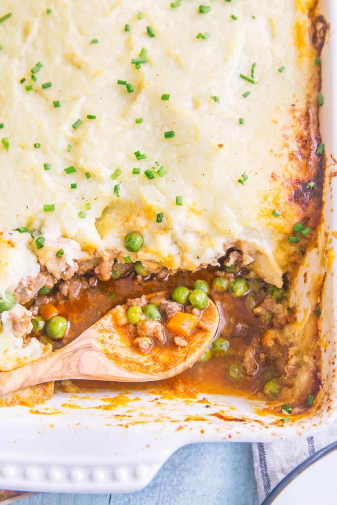 Try this Whole30 ground turkey and cauliflower cottage pie, a lighter take on a great British classic, for your next craving for comfort food! -- Grits and Chopsticks