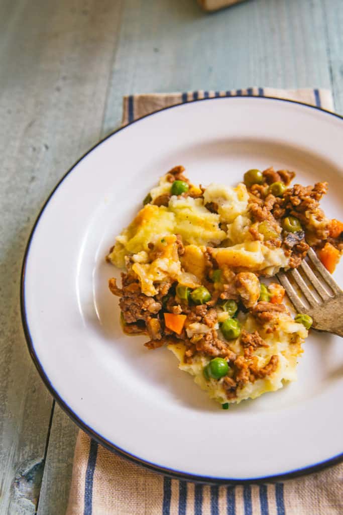 Try this Whole30 ground turkey and cauliflower cottage pie, a lighter take on a great British classic, for your next craving for comfort food! -- Grits and Chopsticks